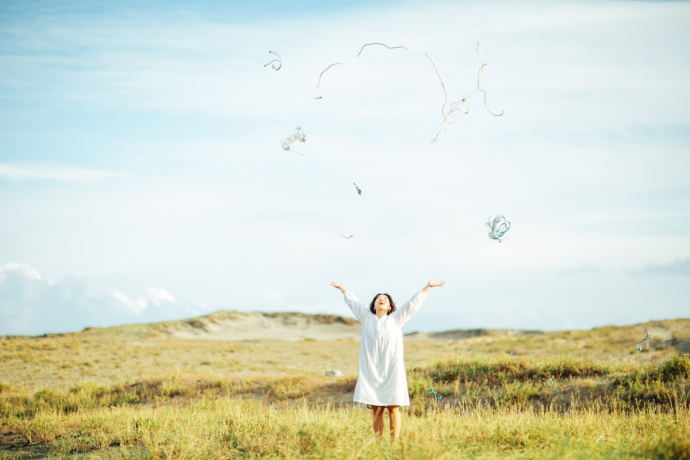 草原の中の女性
